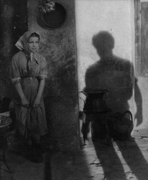 Scena del film "Cielo sulla palude" - Regia Augusto Genina - 1949 - L'attrice Ines Orsini impaurita davanti ad un'ombra