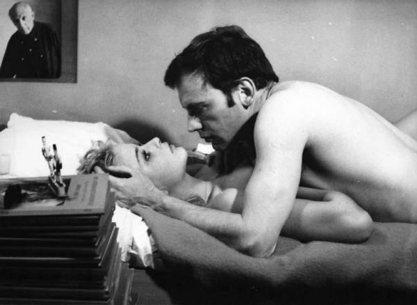 Scena del film "Col cuore in gola" - Regia Tinto Brass - 1967 - Gli attori Ewa Aulin e Jean-Louis Trintignant a letto