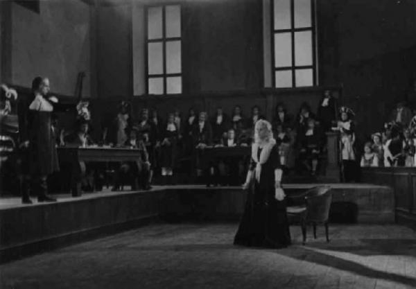 Scena del film "Il Conte di Brechard" - Regia Mario Bonnard - 1938 - L'attrice Tina Lattanzi davanti al tribunale