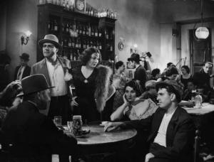 Scena del film "Il caso Haller" - Regia Alessandro Blasetti - 1933 - Gli attori Marta Abba, Memo Benassi e attori non identificati