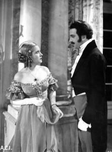 Scena del film "Casta diva" - Regia Carmine Gallone - 1935 - L'attrice Màrtha Eggerth e un attore non identificato