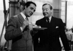 Scena del film "Castelli in aria" - Regia Augusto Genina - 1939 - Gli attori Vittorio De Sica, con un piatto in mano, e Fritz Odemar