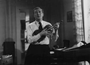 Scena del film "Castelli in aria" - Regia Augusto Genina - 1939 - L'attore Fritz Odemar con un violino