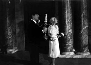 Scena del film "Castelli in aria" - Regia Augusto Genina - 1939 - Gli attori Vittorio De Sica, con un candelabro, e Lilian Harvey