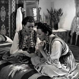 Scena del film "Il cavaliere di Kruja" - Regia Carlo Campogalliani - 1941 - Le attrici Doris Duranti e Leda Gloria