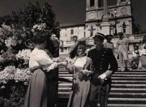 Scena del film "Cavalleria" - Regia Goffredo Alessandrini - 1936 - Gli attori Elisa Cegani e Amedeo Nazzari da una fioraia sulla scalinata di piazza di Spagna a Roma