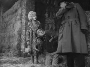 Scena del film "La Celestina" - Regia Carlo Lizzani - 1964 - Gli attori Assia Noris, Venantino Venantini e Piero Mazzarella vicino a un fienile