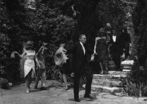 Scena del film "Che fine ha fatto Totò Baby?" - Regia Ottavio Alessi - 1964 - L'attore Misha Auer e altri attori non identificati ballano in giardino