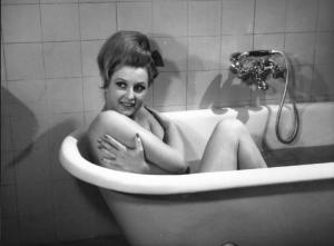 Scena del film "Che fine ha fatto Totò Baby?" - Regia Ottavio Alessi - 1964 - L'attrice Alicia Brandet nella vasca da bagno