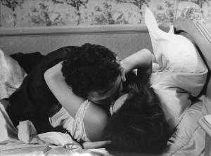 Scena del film "Chi lavora è perduto" - Regia Tinto Brass - 1963 - Gli attori Sady Rebbot e Pascale Audret si baciano