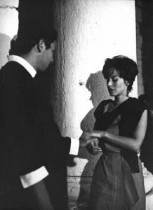 Scena del film "Chi lavora è perduto" - Regia Tinto Brass - 1963 - Gli attori Sady Rebbot e Pascale Audret vicino a una colonna