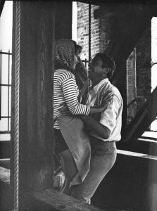 Scena del film "Chi lavora è perduto" - Regia Tinto Brass - 1963 - Gli attori Pascale Audret e Sady Rebbot si abbracciano