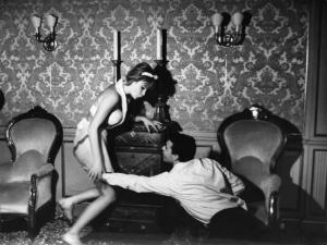 Scena del film "Chi lavora è perduto" - Regia Tinto Brass - 1963 - Gli attori Pascale Audret e Sady Rebbot scherzano tra loro in una stanza