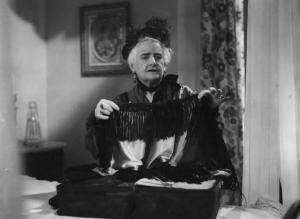 Scena del film "Chi sei tu?" - Regia Gino Valori - 1939 - L'attrice Adele Mosso con uno scialle in mano