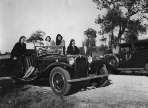 Scena del film "Chi sei tu?" - Regia Gino Valori - 1939 - Le attrici Maria Denis, Lilia Dale e altre attrici non identificate su un'auto