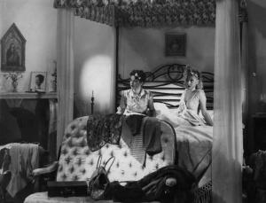 Scena del film "Chi sei tu?" - Regia Gino Valori - 1939 - Le attrici Maria Denis e Lilia Dale sul letto