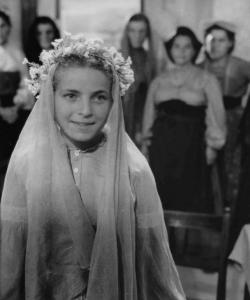 Scena del film "Cielo sulla palude" - Regia Augusto Genina - 1949 - L'attrice Ines Orsini col velo