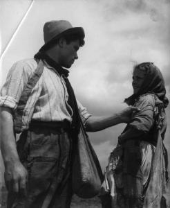 Scena del film "Cielo sulla palude" - Regia Augusto Genina - 1949 - L'attrice Ines Orsini e un attore non identificato in piedi
