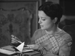 Scena del film "La Cina è vicina" - Regia Marco Bellocchio - 1967 - L'attrice Elda Tattoli legge una lettera