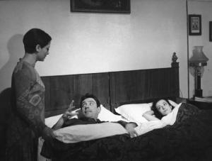 Scena del film "La Cina è vicina" - Regia Marco Bellocchio - 1967 - Gli attori Elda Tattoli, Glauco Mauri e Daniela Surina in camera da letto
