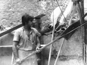 Scena del film "Le Cinque Giornate" - Regia Dario Argento - 1973 - L'attore Enzo Cerusico con una pala in mano