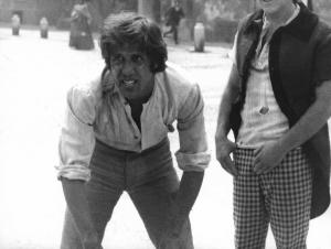 Scena del film "Le Cinque Giornate" - Regia Dario Argento - 1973 - L'attore Adriano Celentano accovacciato