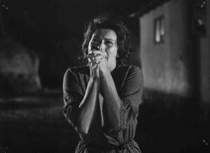 Scena del film "La Ciociara" - Regia Vittorio De Sica - 1960 - L'attrice Sophia Loren piange