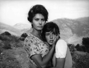 Scena del film "La Ciociara" - Regia Vittorio De Sica - 1960 - Le attrici Sophia Loren e Eleonora Brown abbracciate