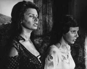 Scena del film "La Ciociara" - Regia Vittorio De Sica - 1960 - Le attrici Sophia Loren e Eleonora Brown in piedi