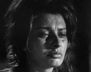 Scena del film "La Ciociara" - Regia Vittorio De Sica - 1960 - L'attrice Sophia Loren piange in un primo piano