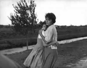 Scena del film "La Ciociara" - Regia Vittorio De Sica - 1960 - Le attrici Eleonora Brown e Sophia Loren abbracciate