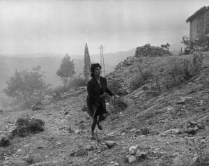 Scena del film "La Ciociara" - Regia Vittorio De Sica - 1960 - L'attrice Sophia Loren corre
