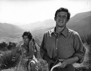 Scena del film "La Ciociara" - Regia Vittorio De Sica - 1960 - Gli attori Sophia Loren e Jean-Paul Belmondo in campagna