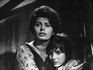 Scena del film "La Ciociara" - Regia Vittorio De Sica - 1960 - Le attrici Sophia Loren e Elisabetta Brown abbracciate