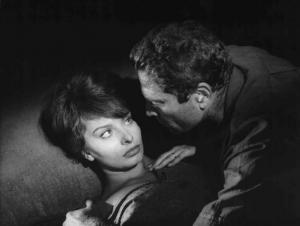 Scena del film "La Ciociara" - Regia Vittorio De Sica - 1960 - L'attrice Sophia Loren e l'attore Raf Vallone sdraiati.
