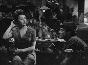 Scena del film "La Ciociara" - Regia Vittorio De Sica - 1960 - L'attrice Sophia Loren e l'attore Raf Vallone seduti in un interno.