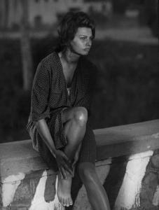 Scena del film "La Ciociara" - Regia Vittorio De Sica - 1960 - L'attrice Sophia Loren appoggiata ad un muretto.