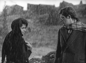 Scena del film "La Ciociara" - Regia Vittorio De Sica - 1960 - L'attrice Sophia Loren e l'attore Jean-Paul Belmondo sotto la pioggia.