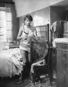 Scena del film "La Ciociara" - Regia Vittorio De Sica - 1960 - L'attrice Sophia Loren in una camera da letto.