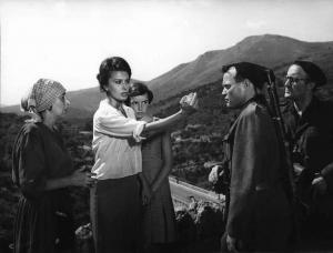 Scena del film "La Ciociara" - Regia Vittorio De Sica - 1960 - L'attrice Sophia Loren e l'attrice Eleonora Brown con un gruppo di attori non identificati.