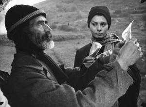 Scena del film "La Ciociara" - Regia Vittorio De Sica - 1960 - Un attore non identificato e l'attrice Sophia Loren in un esterno.