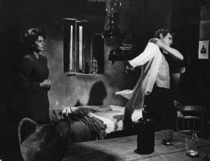 Scena del film "La Ciociara" - Regia Vittorio De Sica - 1960 - L'attrice Sophia Loren e l'attore Jean-Paul Belmondo in una stanza.