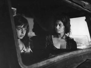 Scena del film "La Ciociara" - Regia Vittorio De Sica - 1960 - L'attrice Eleonora Brown e l'attrice Sophia Loren all'interno di un automezzo.