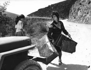 Scena del film "La Ciociara" - Regia Vittorio De Sica - 1960 - L'attrice Eleonora Brown e l'attrice Sophia Loren vicino ad una macchina.