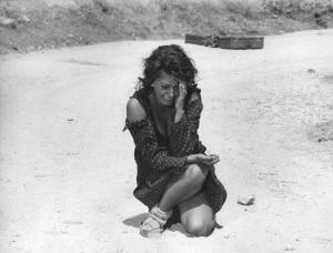 Scena del film "La Ciociara" - Regia Vittorio De Sica - 1960 - L'attrice Sophia Loren disperata in strada.