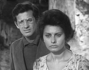 Scena del film "La Ciociara" - Regia Vittorio De Sica - 1960 - L'attore Jean- Paul Belmondo e l'attrice Sophia Loren in primo piano.