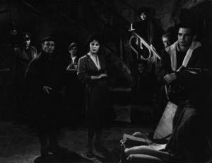 Scena del film "La città prigioniera" - Regia Marco Chiari, Joseph Anthony- 1962 - Gli attori Martin Balsam, Lea Massari, Ben Gazzara con gruppo di attori non identificati in un interno.