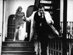 Scena del film "Col cuore in gola" - Regia Tinto Brass - 1967 - Gli attori Ewa Aulin e Jean-Louis Trintignant corrono sulle scale