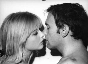 Scena del film "Col cuore in gola" - Regia Tinto Brass - 1967 - Gli attori Ewa Aulin e Jean-Louis Trintignant si baciano