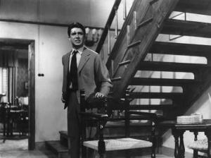 Scena del film "I Colpevoli" - Regia Turi Vasile - 1956 - L'attore Sandro Ninchi in piedi accanto a una sedia